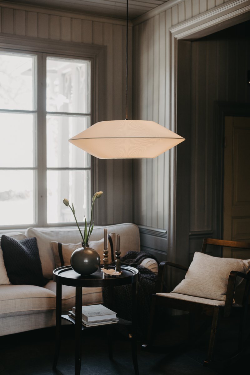 Pollux Skærm Ekskl. Ophæng Ø75 Off-white loftslampe Fra Alde & Lind - Dette er en lampesk&aelig;rm, der passer ind i flere forskellige rum, men den er perfekt at placere over et spisebord.