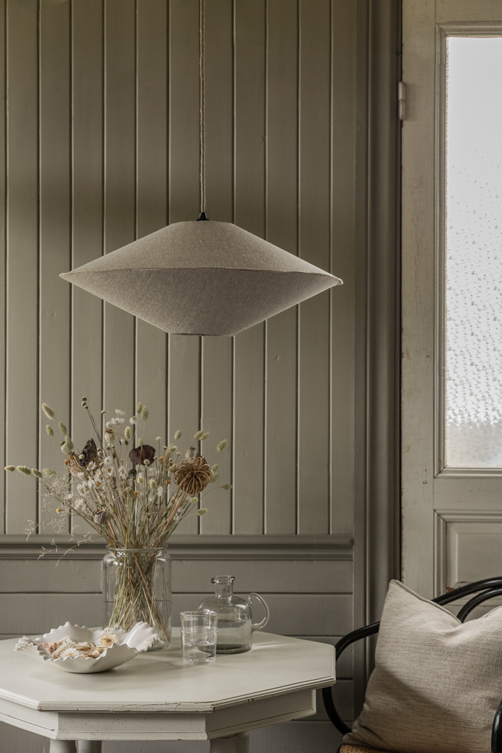 Vega Skærm Ekskl. Ophæng Ø58 Natur loftslampe Fra Alde & Lind - Vega-lampesk&aelig;rmen er bekl&aelig;dt med 100% h&oslash;rstof, med en synlig overlocks&oslash;m som en stilfuld detalje midt p&aring; sk&aelig;rmen, hvor top og bund er samlet.