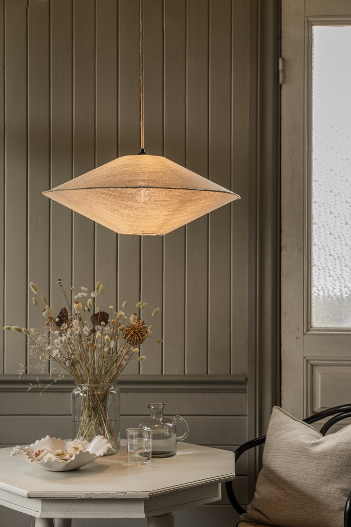 Vega Skærm Ekskl. Ophæng Ø58 Natur loftslampe Fra Alde & Lind - Vega-lampesk&aelig;rmen er bekl&aelig;dt med 100% h&oslash;rstof, med en synlig overlocks&oslash;m som en stilfuld detalje midt p&aring; sk&aelig;rmen, hvor top og bund er samlet.
