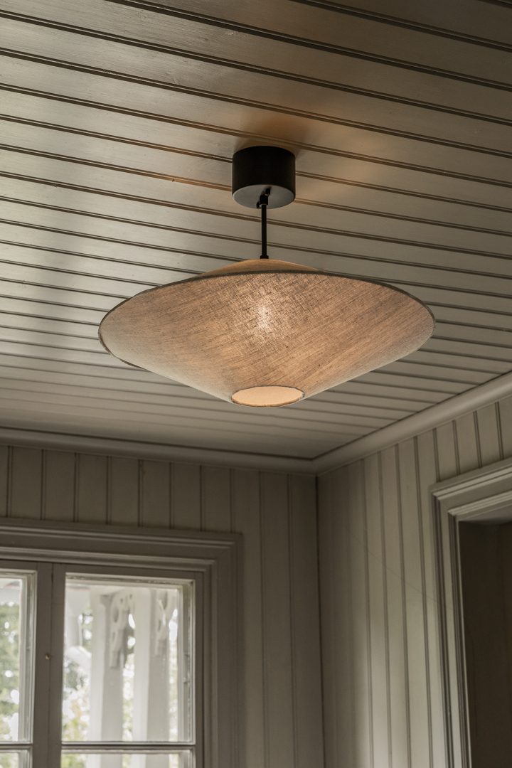 Vega Skærm Ekskl. Ophæng Ø58 Natur loftslampe Fra Alde & Lind - Vega-lampesk&aelig;rmen er bekl&aelig;dt med 100% h&oslash;rstof, med en synlig overlocks&oslash;m som en stilfuld detalje midt p&aring; sk&aelig;rmen, hvor top og bund er samlet.