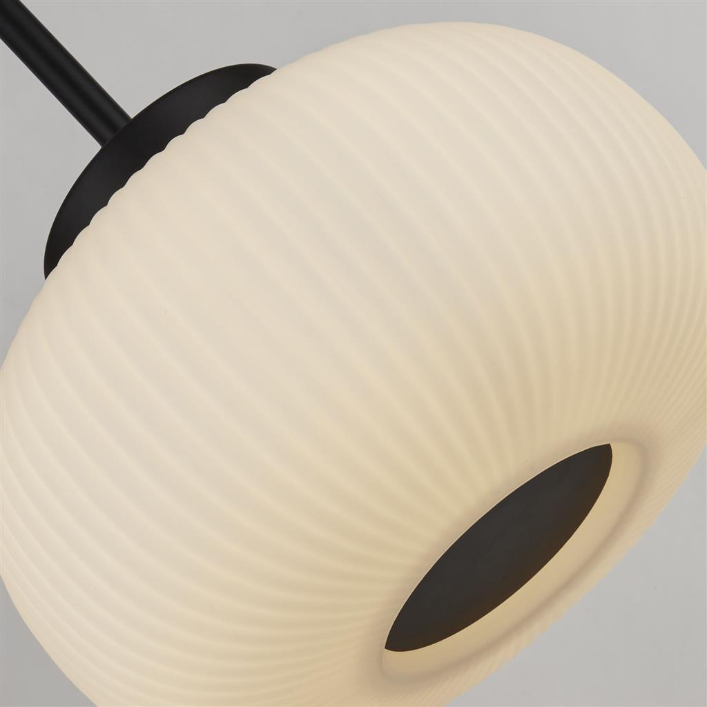 Lumina 104cm Sort loftslampe Fra Searchlight - Farveskemaet er nemt at matche med forskellige stilarter, mens det riflede glas tilføjer tekstur og en blød fornemmelse til rummet.