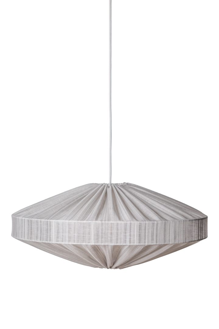 Alba Stribe Skærm Ekskl. Ophæng Ø58 Hvid loftslampe Fra Alde & Lind - Hørstoffet i en off-white farve skaber en varm atmosfære i rummet.