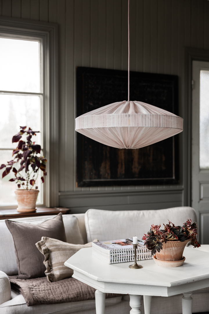 Alba Stribe Skærm Ekskl. Ophæng Ø58 Lyserød loftslampe Fra Alde & Lind - H&oslash;rstoffet i en lyser&oslash;d farve skaber en varm atmosf&aelig;re i rummet.