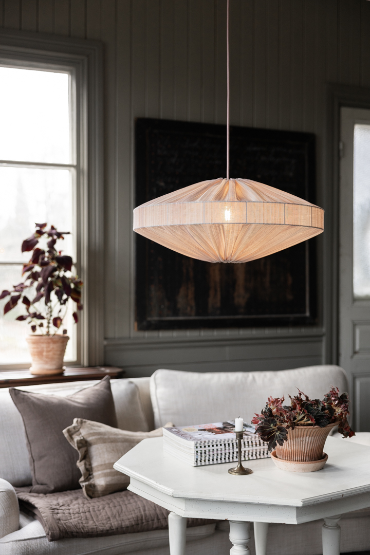 Alba Stribe Skærm Ekskl. Ophæng Ø58 Lyserød loftslampe Fra Alde & Lind - H&oslash;rstoffet i en lyser&oslash;d farve skaber en varm atmosf&aelig;re i rummet.