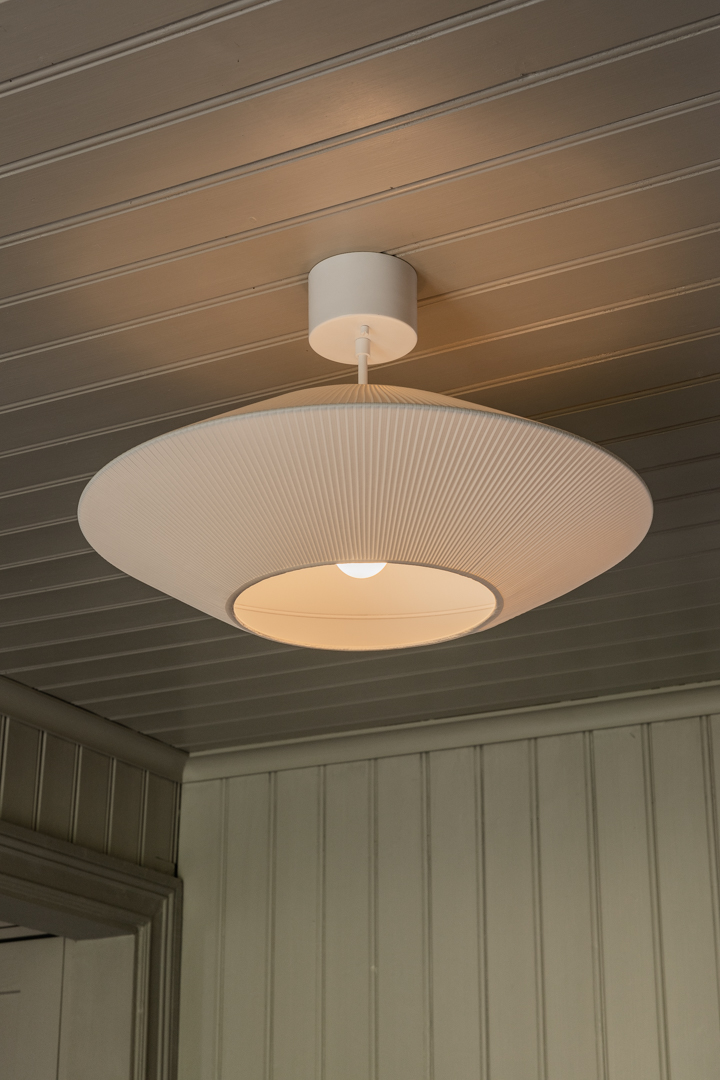 Pollux Skærm Ekskl. Ophæng Ø58 Off-white loftslampe Fra Alde & Lind - En elegant og moderne loftslampesk&aelig;rm, der kan kombineres med alle Alde&amp;Linds' mange loftoph&aelig;ng.