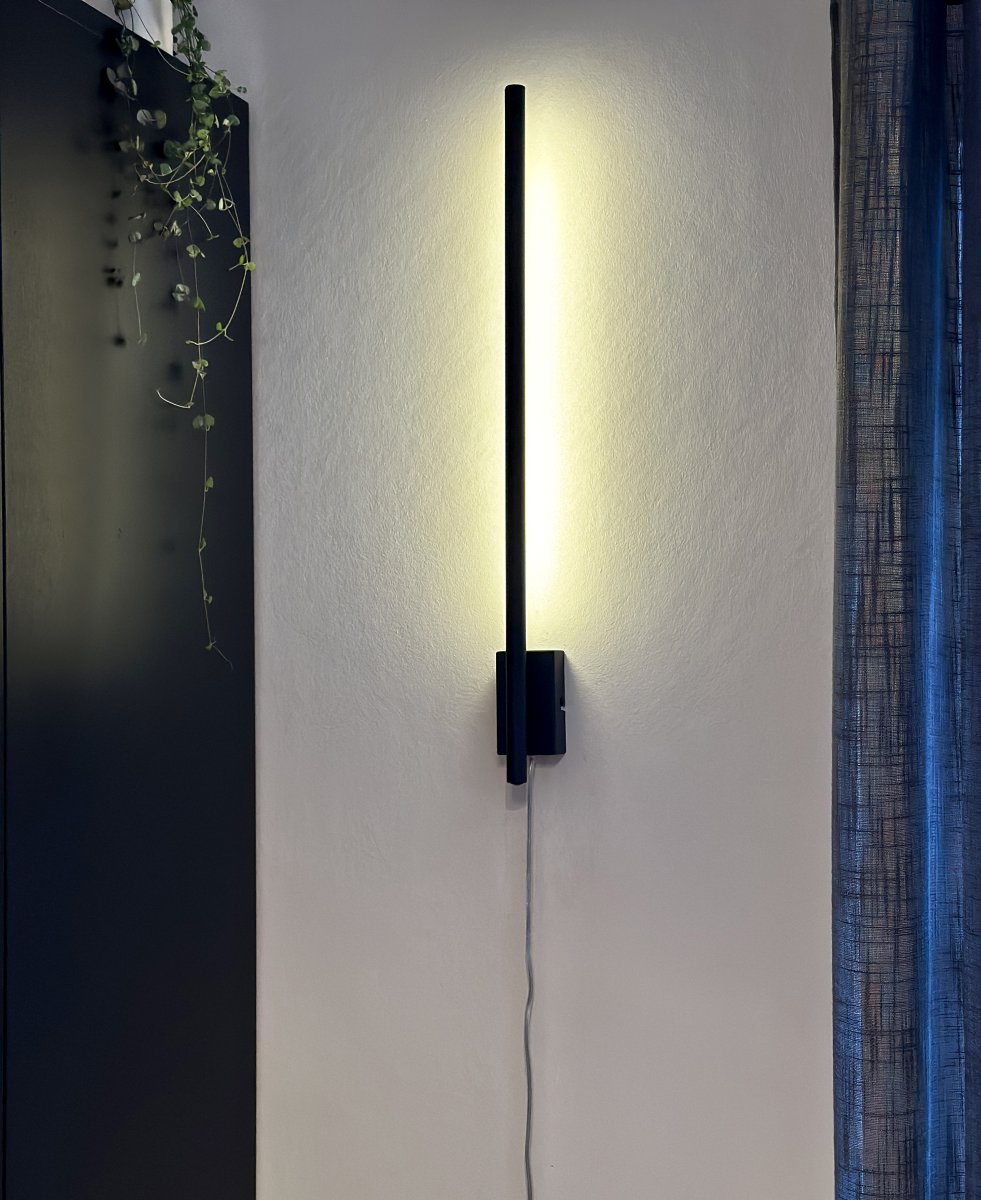 Stecco 65cm Sort væglampe Fra Aneta Lighting - STECCO væglampen i sortlakeret metal passer lige så godt på; de smalle vægge som de lidt større.