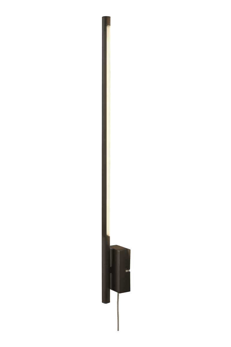 Stecco 65cm Sort væglampe Fra Aneta Lighting - STECCO væglampen i sortlakeret metal passer lige så godt på; de smalle vægge som de lidt større.