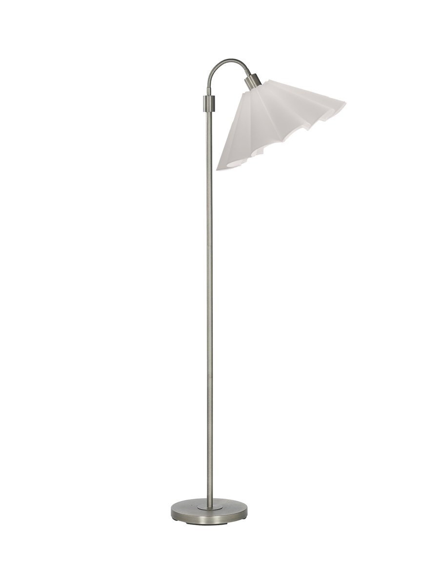 Amy Flex Sølv gulvlampe Fra PR Home - Lampen har en metalramme i sølvfinish med en justerbar overarm og en tænd/sluk-knap på basen for nem brug.