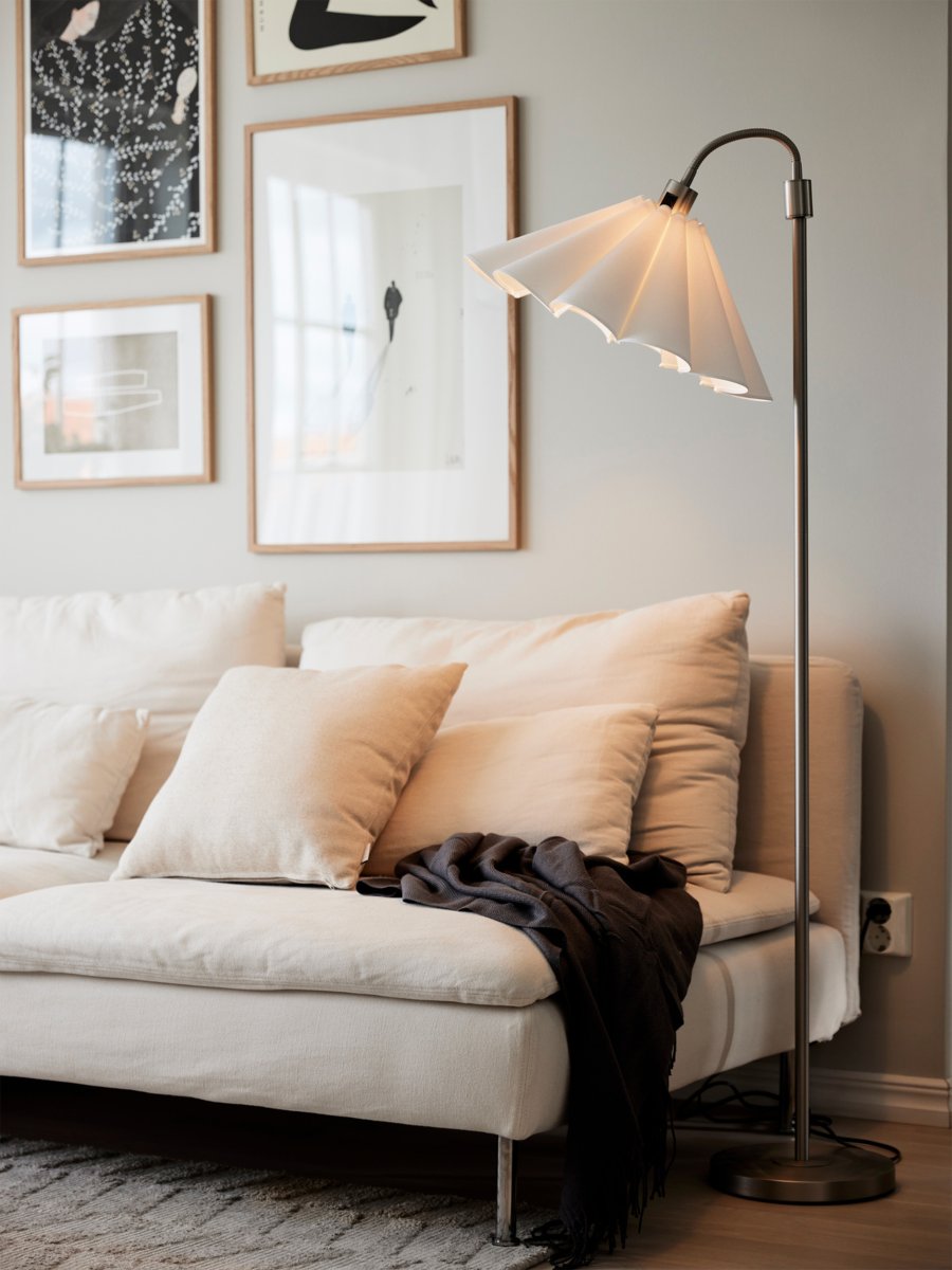 Amy Flex Sølv gulvlampe Fra PR Home - Lampen har en metalramme i sølvfinish med en justerbar overarm og en tænd/sluk-knap på basen for nem brug.