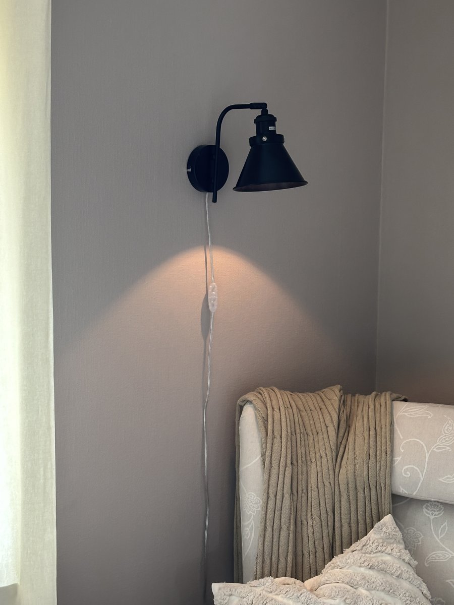 Paris Sort læselampe Fra Aneta Lighting - Det vintage-inspirerede design passer perfekt ind i både klassisk og moderne interiør og bliver en elegant detalje i hjemmet.