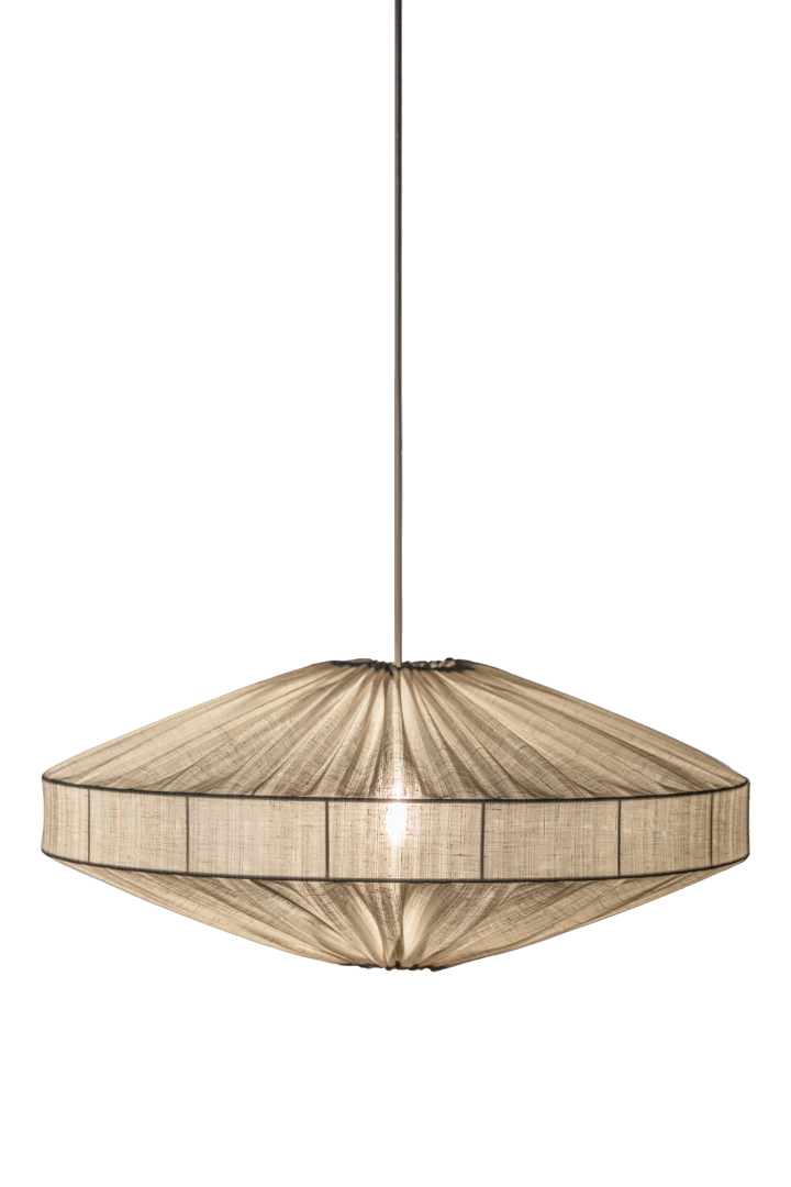 Alba Stribe Skærm Ekskl. Ophæng Ø78 Hvid loftslampe Fra Alde & Lind - Den elegante stribe i stoffet giver Alba-lampesk&aelig;rmen et sofistikeret og elegant udtryk.