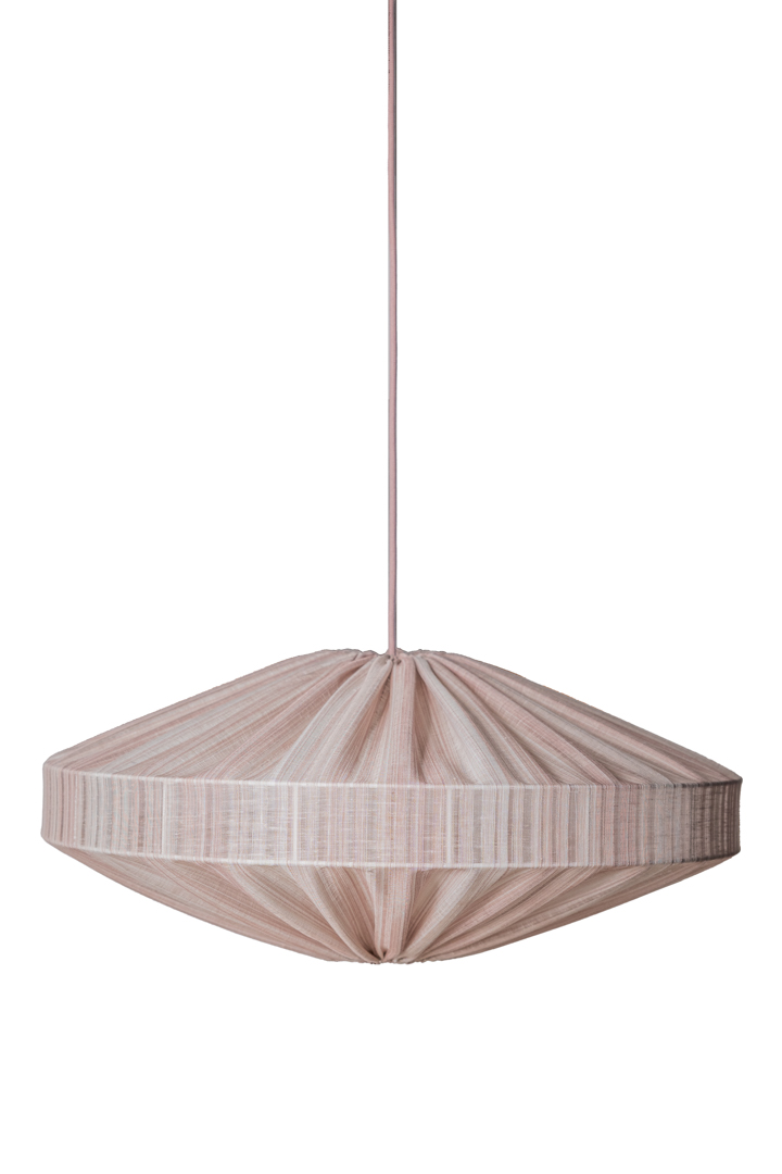 Alba Stribe Skærm Ekskl. Ophæng Ø78 Lyserød loftslampe Fra Alde & Lind - H&oslash;rstoffet i den d&aelig;mpede lyser&oslash;de farve skaber en varm atmosf&aelig;re i rummet.
