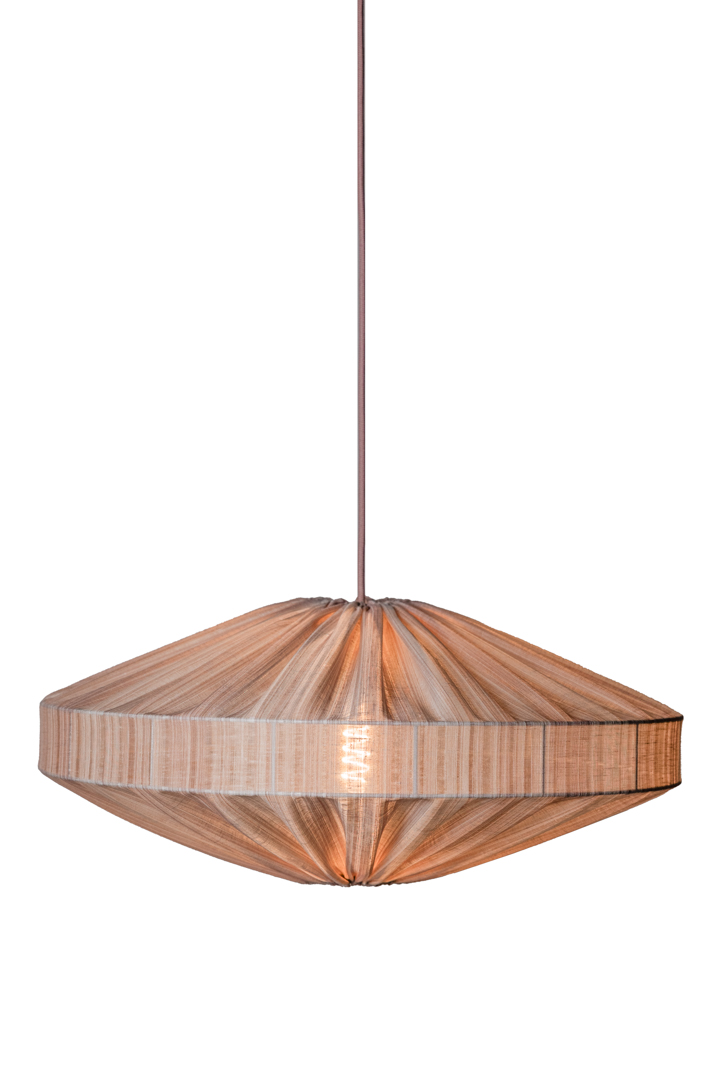 Alba Stribe Skærm Ekskl. Ophæng Ø78 Lyserød loftslampe Fra Alde & Lind - H&oslash;rstoffet i den d&aelig;mpede lyser&oslash;de farve skaber en varm atmosf&aelig;re i rummet.