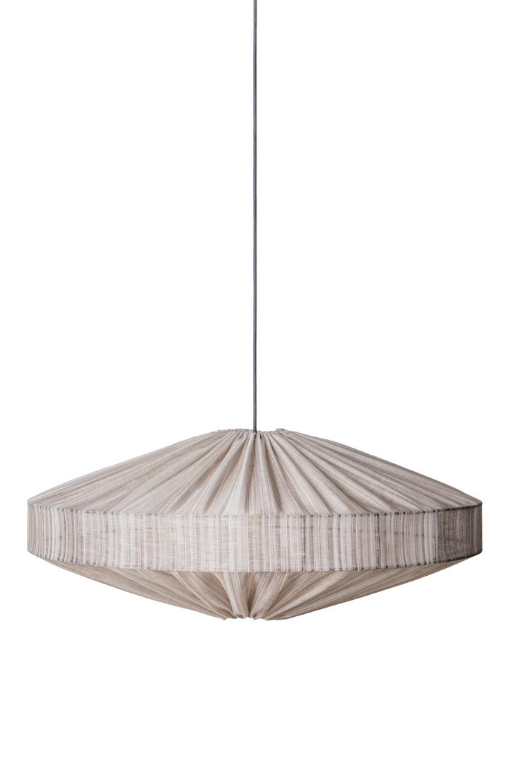 Alba Stribe Skærm Ekskl. Ophæng Ø78 Brun loftslampe Fra Alde & Lind - Den elegante stribe i stoffet giver Alba-lampesk&aelig;rmen et sofistikeret og elegant udtryk.