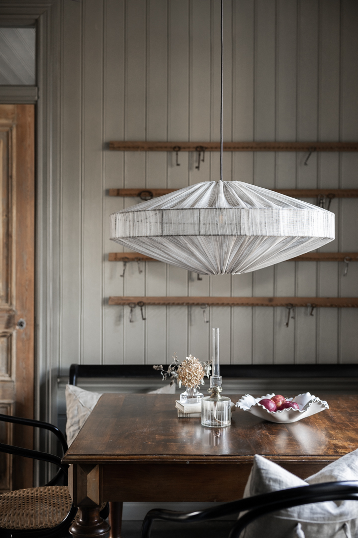 Alba Stribe Skærm Ekskl. Ophæng Ø78 Brun loftslampe Fra Alde & Lind - Den elegante stribe i stoffet giver Alba-lampesk&aelig;rmen et sofistikeret og elegant udtryk.