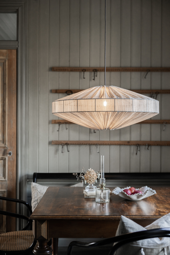 Alba Stribe Skærm Ekskl. Ophæng Ø78 Brun loftslampe Fra Alde & Lind - Den elegante stribe i stoffet giver Alba-lampesk&aelig;rmen et sofistikeret og elegant udtryk.