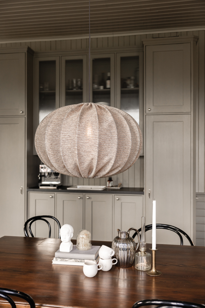 Moon Skærm Ekskl. Ophæng Ø78 Brun loftslampe Fra Alde & Lind - Moon er en moderne lampesk&aelig;rm i en klassisk, opdateret form, lavet af gr&aring;t stof, der giver et varierende udseende, uanset om den er t&aelig;ndt eller slukket.