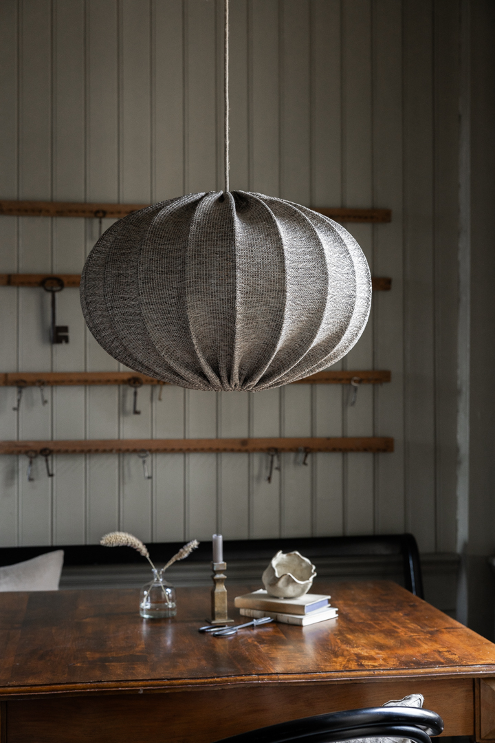 Moon Skærm Ekskl. Ophæng Ø58 Brun loftslampe Fra Alde & Lind - Moon er en moderne lampesk&aelig;rm i en klassisk, opdateret form, lavet af gr&aring;t stof, der giver et varierende udseende, uanset om den er t&aelig;ndt eller slukket.
