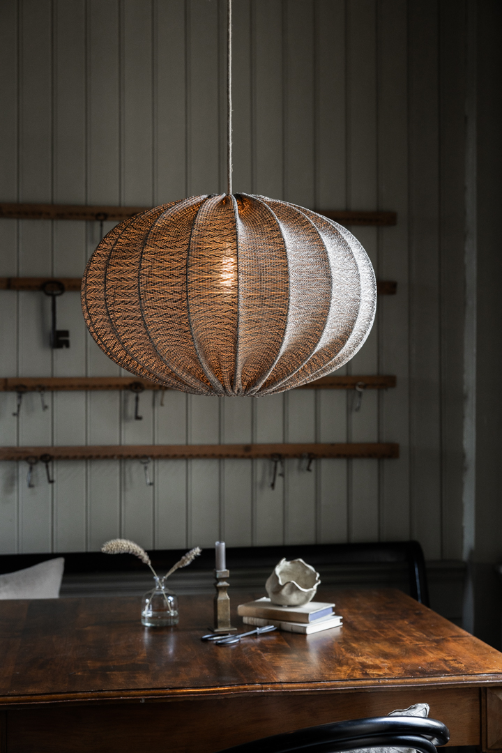 Moon Skærm Ekskl. Ophæng Ø58 Brun loftslampe Fra Alde & Lind - Moon er en moderne lampesk&aelig;rm i en klassisk, opdateret form, lavet af gr&aring;t stof, der giver et varierende udseende, uanset om den er t&aelig;ndt eller slukket.