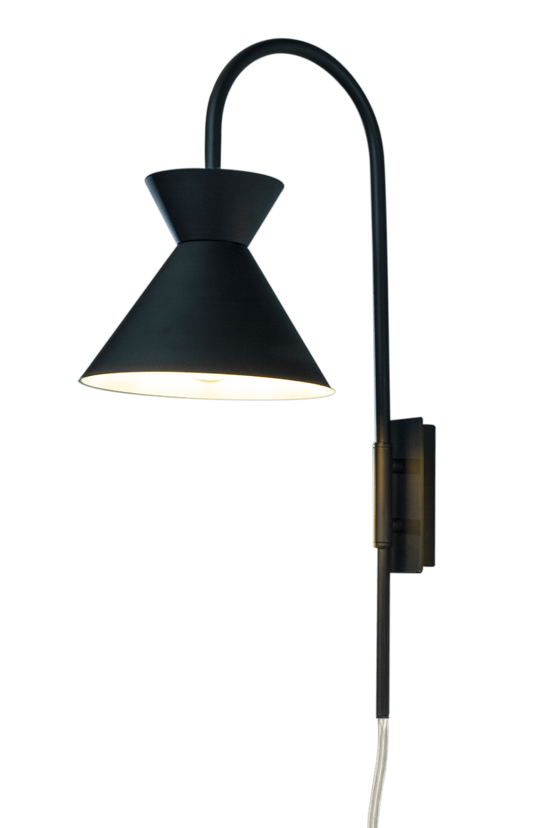 Coni 54cm Sort væglampe Fra Aneta Lighting - Den dejlige Coni væglampe i et moderne design harmonerer med både et klassisk og landligt interiør.