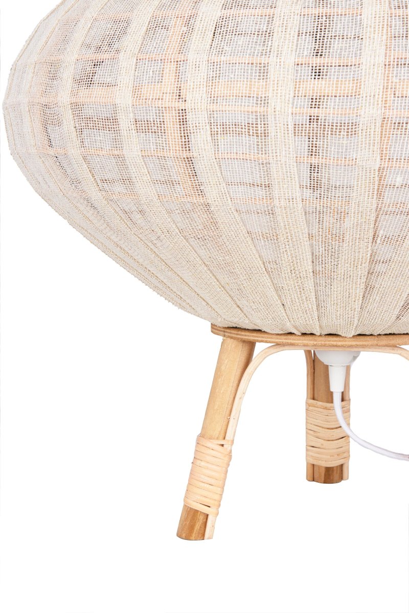 Borneo 48cm Natur gulvlampe Fra Globen Lighting - Lampen er lavet af naturfarvet rattan og r&aring;hvidt h&oslash;rstof og den har et 200 cm langt hvidt tekstilkabel med gulvafbryder og stik.