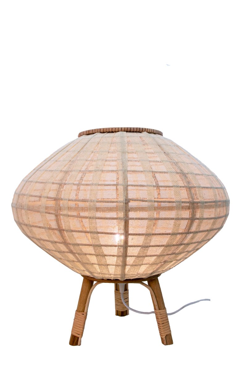 Borneo 48cm Natur gulvlampe Fra Globen Lighting - Lampen er lavet af naturfarvet rattan og r&aring;hvidt h&oslash;rstof og den har et 200 cm langt hvidt tekstilkabel med gulvafbryder og stik.