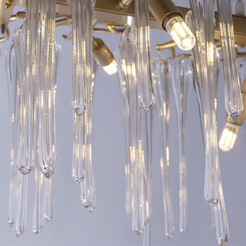 Heritage 117cm Guld krystal Fra Searchlight - De lange, smalle glasdetaljer skaber et levende og glitrende udtryk, der giver rummet både bevægelse og en eksklusiv fornemmelse.