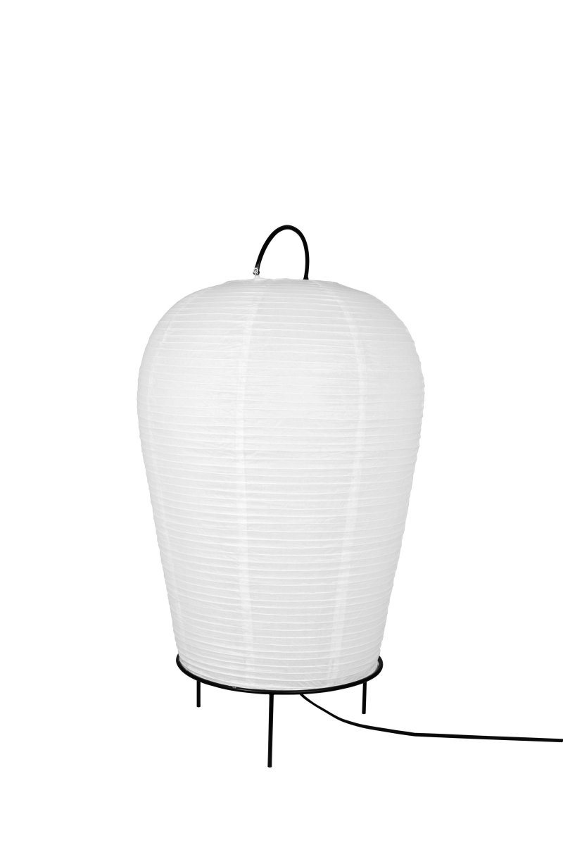 Osaka Hvid gulvlampe Fra Globen Lighting - Lampen er lavet af hvidt rispapir og har et dekorativt greb i matsort lakeret metal og et matchende stativ i bunden, som papirskærmen hviler på.