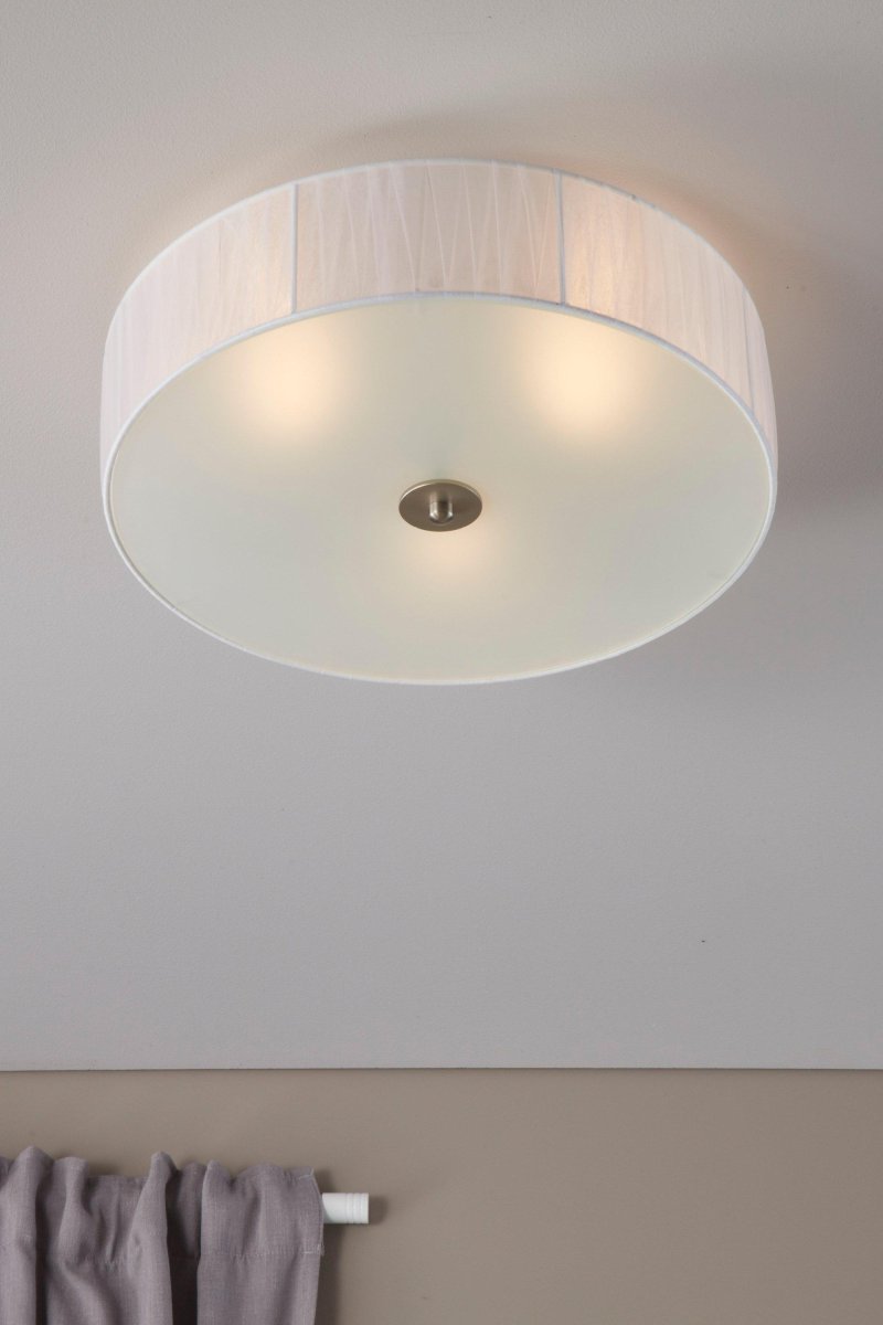 Byske Ø40 Hvid plafond Fra Markslöjd - Stilfuldt loft i en smagfuld blanding af hvidt tekstil og matteret glas.