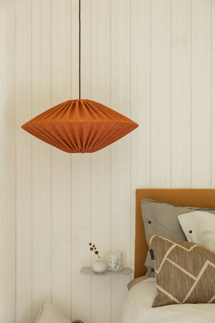 Figo Skærm Ekskl. Ophæng Ø58 Rust loftslampe Fra Alde & Lind - Farven kan opleves som både rød og orange, når lampen er tændt, afhængigt af hvilken lyskilde du vælger.