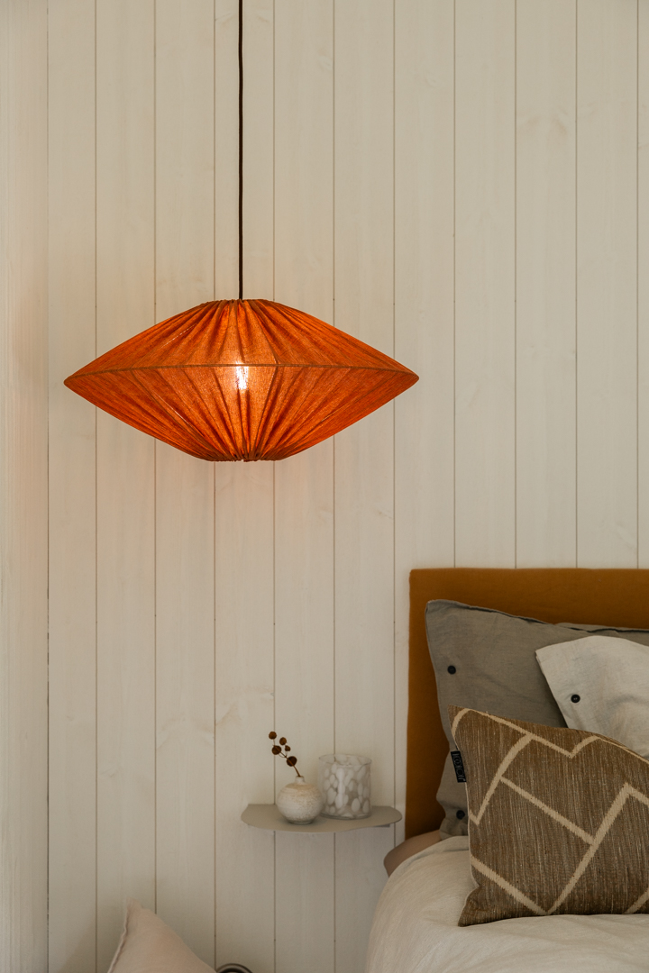 Figo Skærm Ekskl. Ophæng Ø58 Rust loftslampe Fra Alde & Lind - Farven kan opleves som både rød og orange, når lampen er tændt, afhængigt af hvilken lyskilde du vælger.
