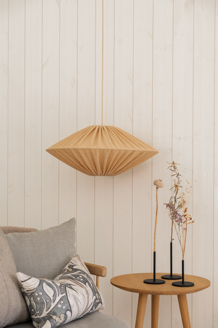 Figo Skærm Ekskl. Ophæng Ø58 Honning loftslampe Fra Alde & Lind - Farven kan opleves som både lysebrun og lysegul, når lampen er tændt, afhængigt af hvilken lyskilde du vælger.