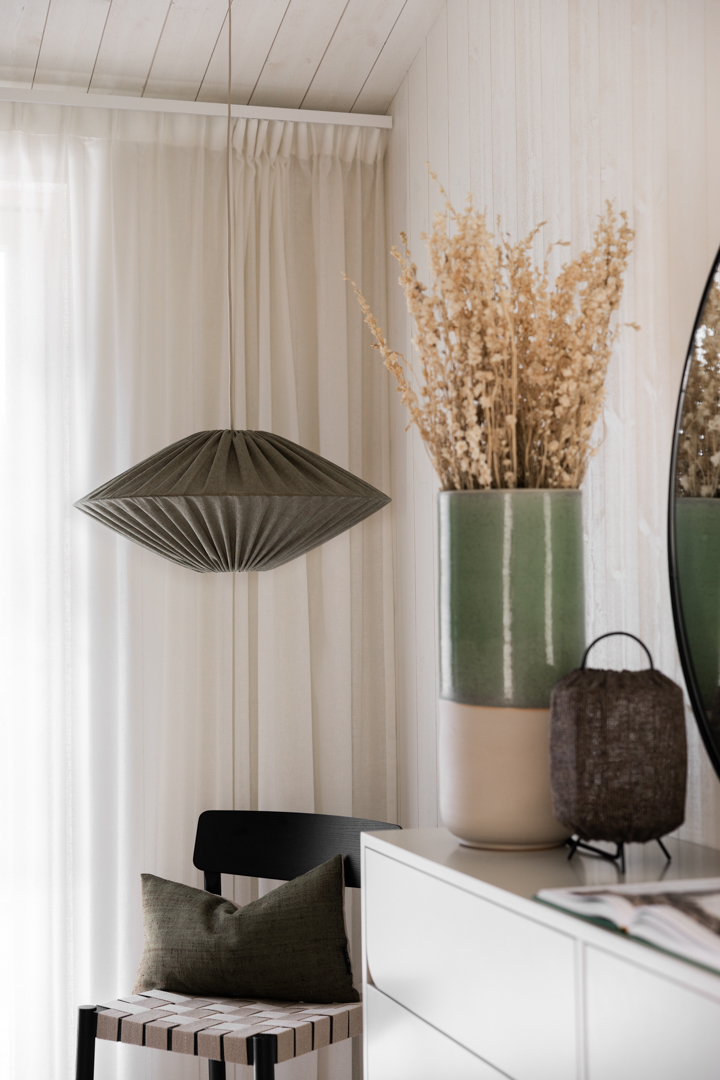 Figo Skærm Ekskl. Ophæng Ø58 Olivengrøn loftslampe Fra Alde & Lind - Stoffet er polyester, men har et flot "hørlook" i farven "olivengrøn".