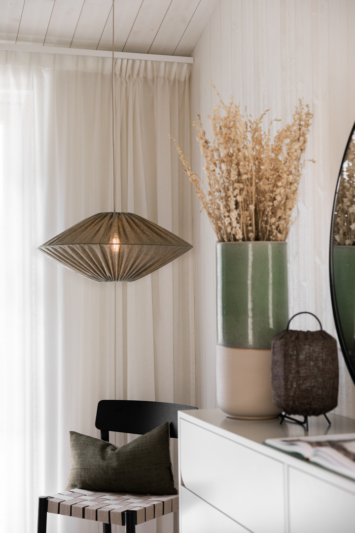 Figo Skærm Ekskl. Ophæng Ø58 Olivengrøn loftslampe Fra Alde & Lind - Stoffet er polyester, men har et flot "hørlook" i farven "olivengrøn".