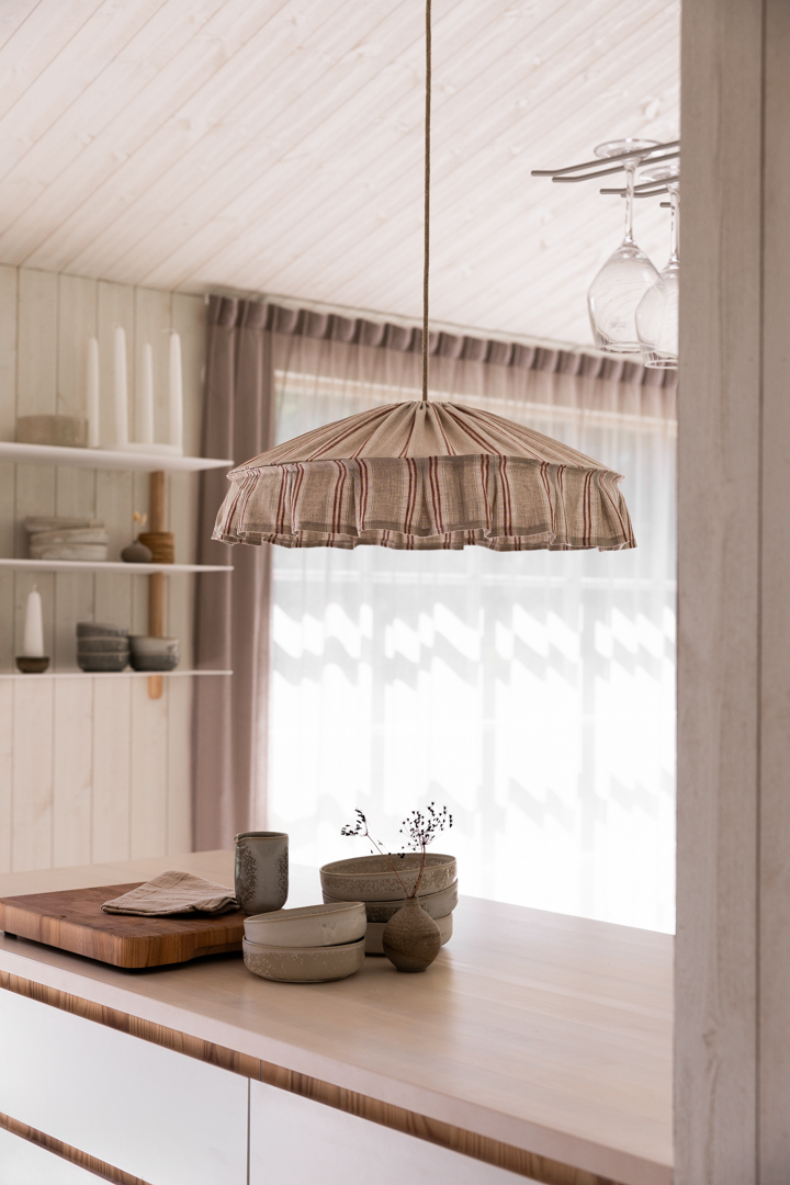 Vinga Skærm Ekskl. Ophæng Ø58 Natur/rust loftslampe Fra Alde & Lind - Vinga er en dekorativ loftslampeskærm lavet af 100% hør med et stribet mønster i rustfarvede og naturlige toner.