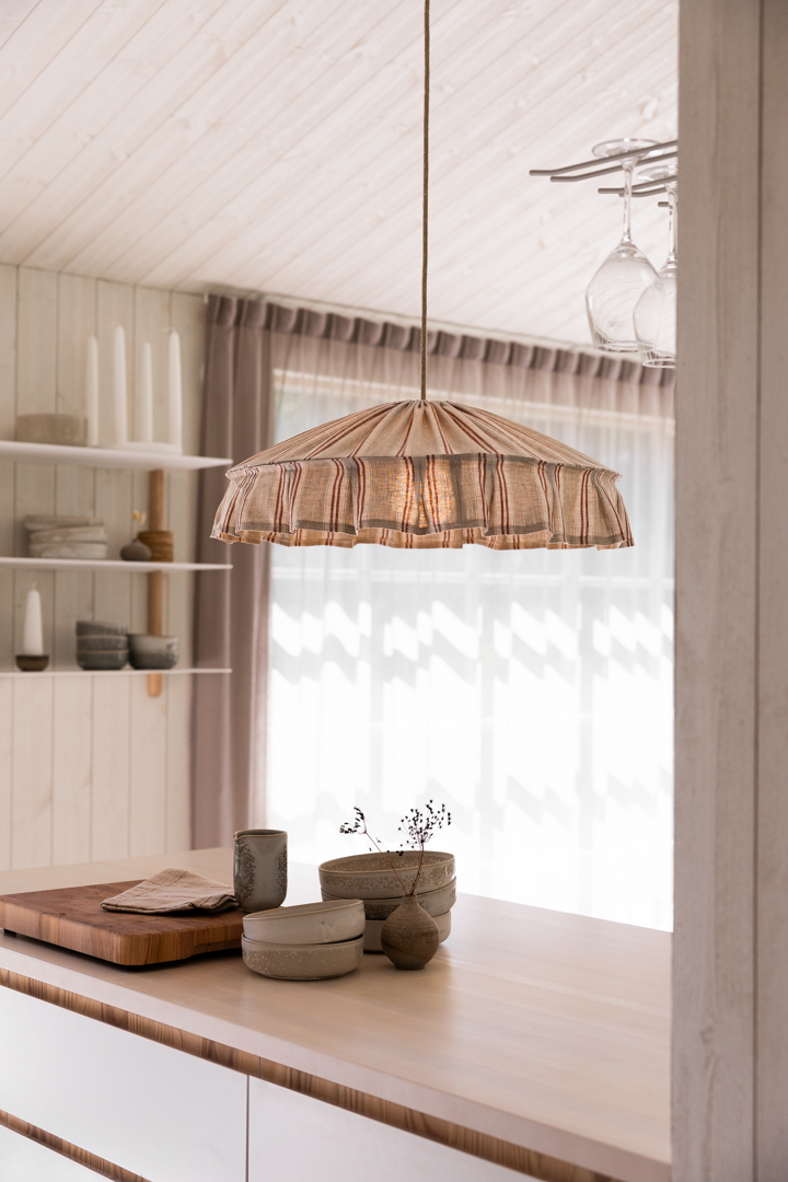 Vinga Skærm Ekskl. Ophæng Ø58 Natur/rust loftslampe Fra Alde & Lind - Vinga er en dekorativ loftslampeskærm lavet af 100% hør med et stribet mønster i rustfarvede og naturlige toner.