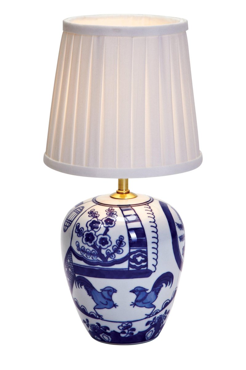 Göteborg 33cm Blå bordlampe Fra Markslöjd - Gøteborg lampen har et stilrent design og er monteret med en plisseret hvid tekstilskærm.