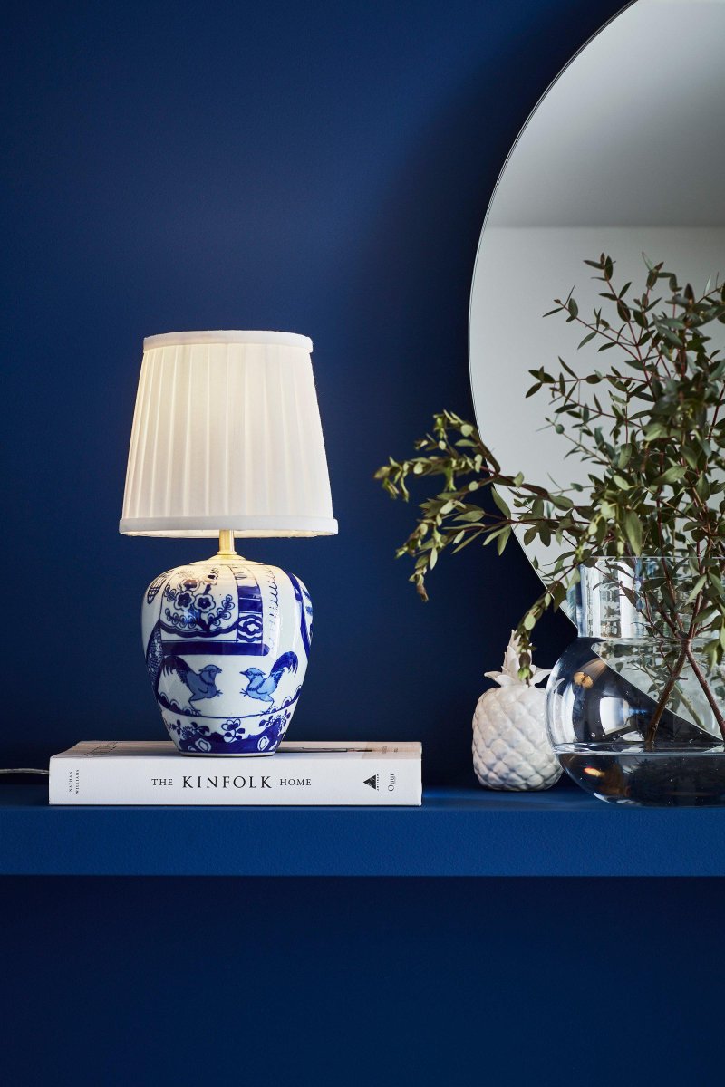 Göteborg 33cm Blå bordlampe Fra Markslöjd - Gøteborg lampen har et stilrent design og er monteret med en plisseret hvid tekstilskærm.