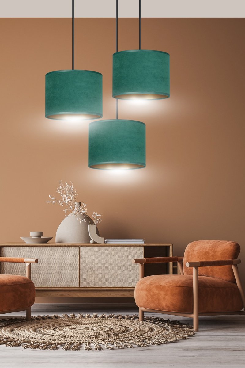 Hilde Ø50 Grøn loftslampe Fra Emibig Lighting - Den enkle konstruktion og elegante farvesammens&aelig;tning g&oslash;r Hilde til et alsidigt valg, der passer ind i mange forskellige rum og stilarter.