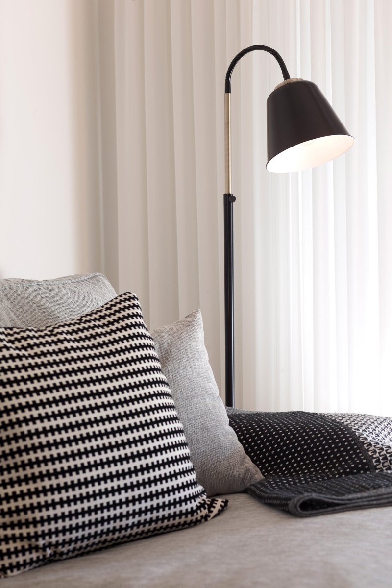 Kolding Sort gulvlampe Fra Markslöjd - Elegant gulvlampe i sort stål med detaljer i antikfarvet messing, perfekt til det tidløse hjem eller kontor.