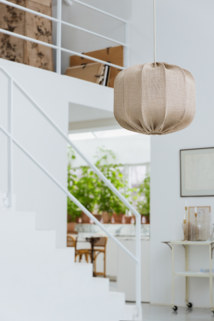 Dester Skærm Ekskl. Ophæng Ø38 Beige loftslampe Fra Alde & Lind - Lærstoffet giver Dester-lampeskærmen et sofistikeret og elegant udtryk.