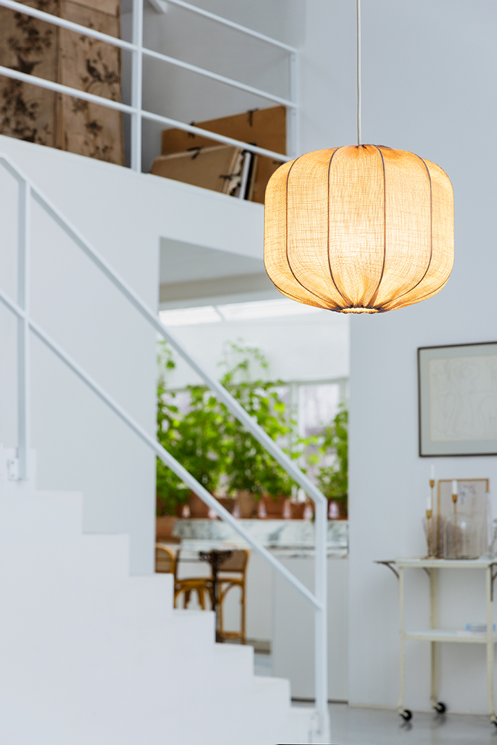 Dester Skærm Ekskl. Ophæng Ø38 Beige loftslampe Fra Alde & Lind - Lærstoffet giver Dester-lampeskærmen et sofistikeret og elegant udtryk.