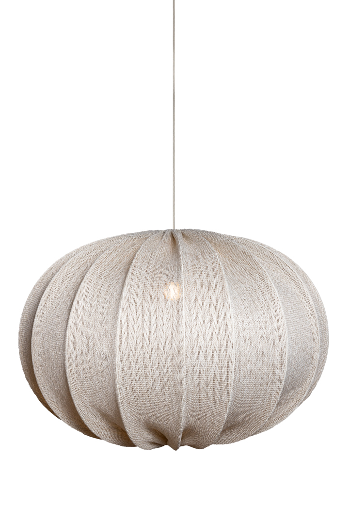 Moon Skærm Ekskl. Ophæng Ø78 Off-white loftslampe Fra Alde & Lind - Moon er en moderne lampeskærm i en klassisk, opdateret form, lavet af gråt stof, der giver et varierende udseende, uanset om den er tændt eller slukket.