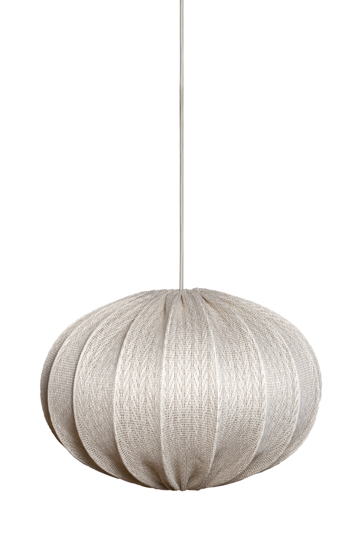 Moon Skærm Ekskl. Ophæng Ø58 Off-white loftslampe Fra Alde & Lind - Moon er en moderne lampesk&aelig;rm i en klassisk, opdateret form, lavet af gr&aring;t stof, der giver et varierende udseende, uanset om den er t&aelig;ndt eller slukket.