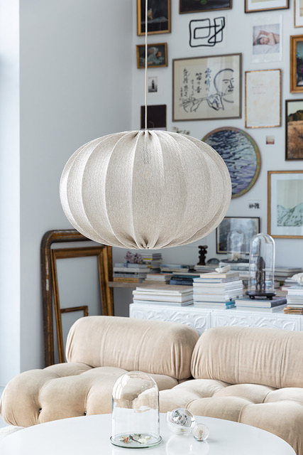 Moon Skærm Ekskl. Ophæng Ø58 Off-white loftslampe Fra Alde & Lind - Moon er en moderne lampesk&aelig;rm i en klassisk, opdateret form, lavet af gr&aring;t stof, der giver et varierende udseende, uanset om den er t&aelig;ndt eller slukket.