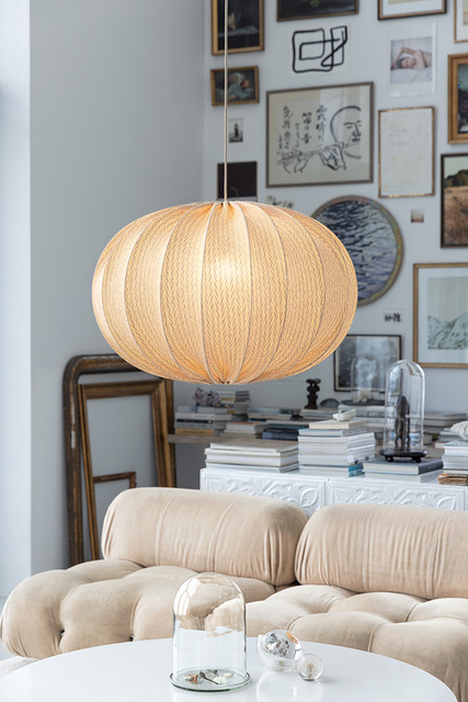 Moon Skærm Ekskl. Ophæng Ø58 Off-white loftslampe Fra Alde & Lind - Moon er en moderne lampesk&aelig;rm i en klassisk, opdateret form, lavet af gr&aring;t stof, der giver et varierende udseende, uanset om den er t&aelig;ndt eller slukket.