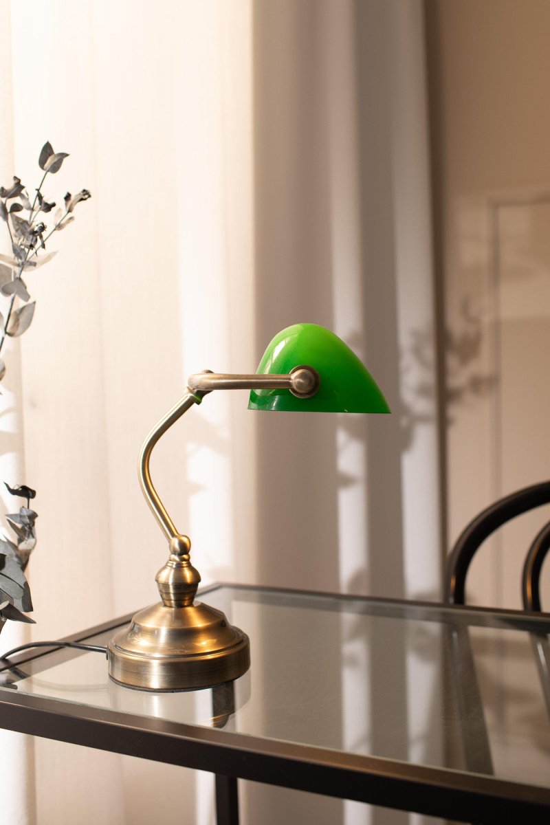 Bankers 25cm Antik messing skrivebordslampe Fra Markslöjd - Bankers bordlampen har en metalbund og justerbart gr&oslash;nt glas.