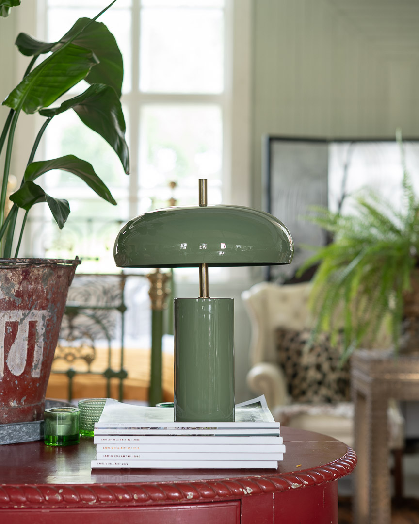 Lex 40cm Grøn bordlampe Fra Alde & Lind - Lex er en moderne bordlampe i metal med en mat grøn farve og en højglans, emaljelignende finish.