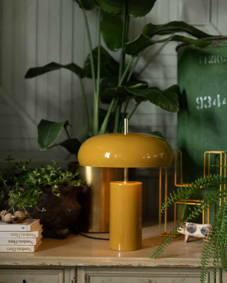 Lex 40cm Gul bordlampe Fra Alde & Lind - Lex er en moderne bordlampe i metal med en sennepsgul farve og en højglans, emaljelignende finish.