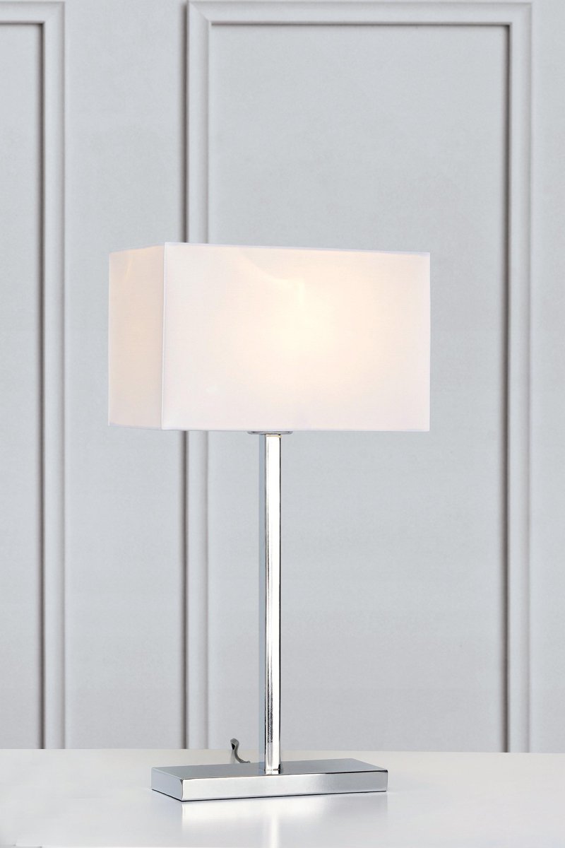 Savoy 50cm Hvid bordlampe Fra Markslöjd - Savoy bordlampe i krom og hvid tekstilskærm har et elegant og stilrent design.